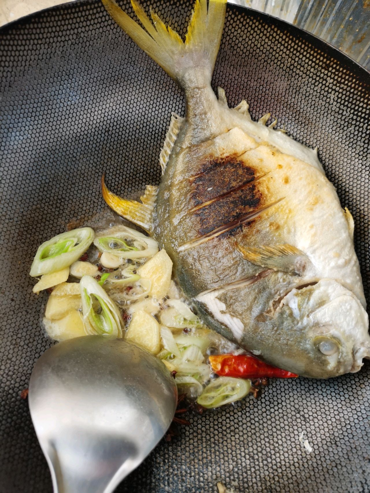 金鲳鱼炖豆腐粉条