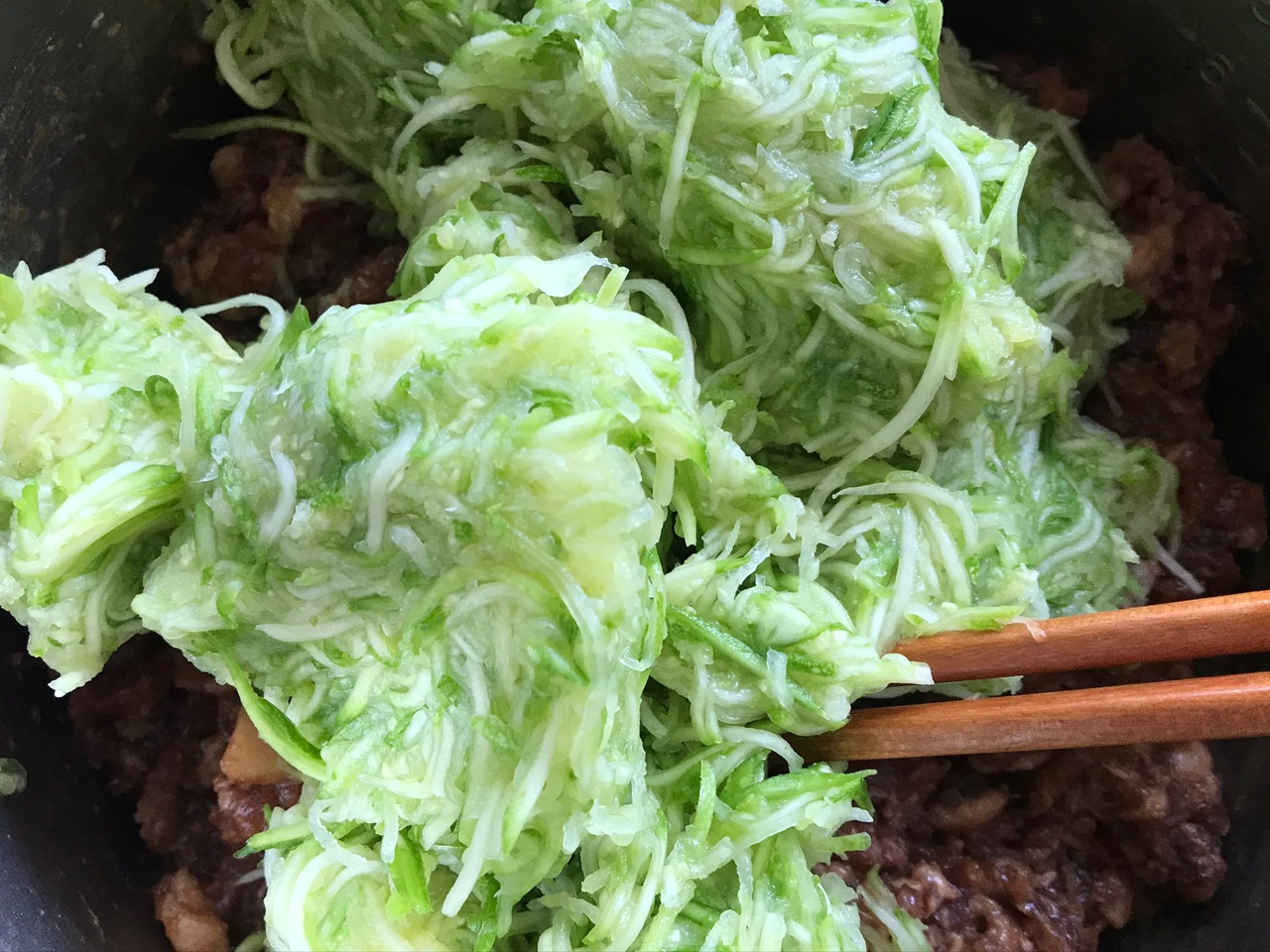 金黄酥脆外皮的西葫芦煎饺