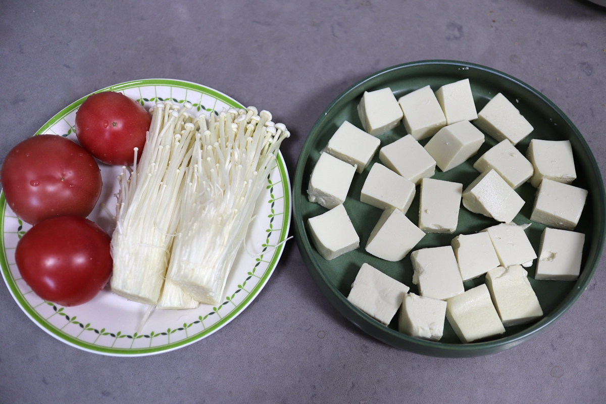 金针菇番茄豆腐汤