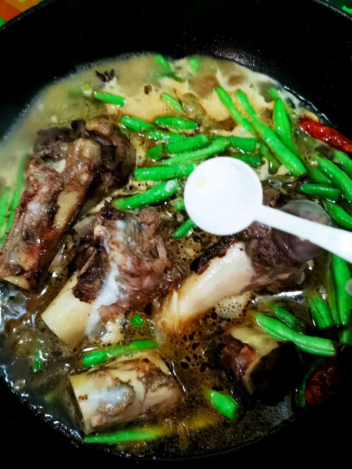 经典东北菜之——大骨头炖豆角。