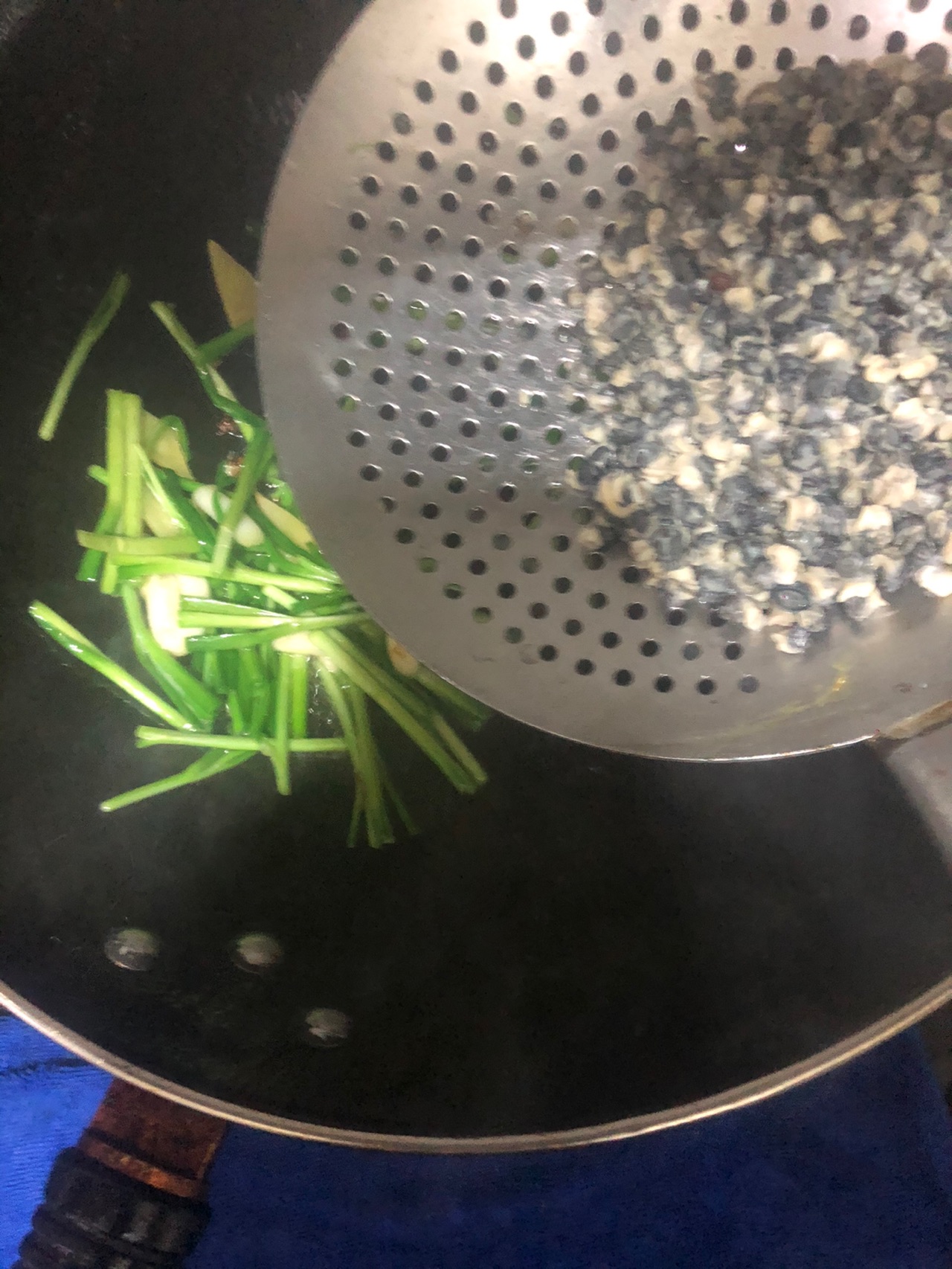 韭菜炒螺丝肉