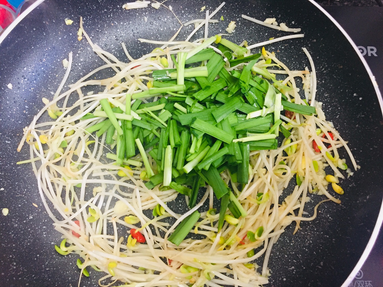 韭菜豆芽炒面