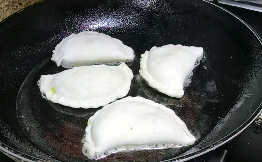 韭菜盒子最好的吃法，韭香浓郁，吃三个不过瘾