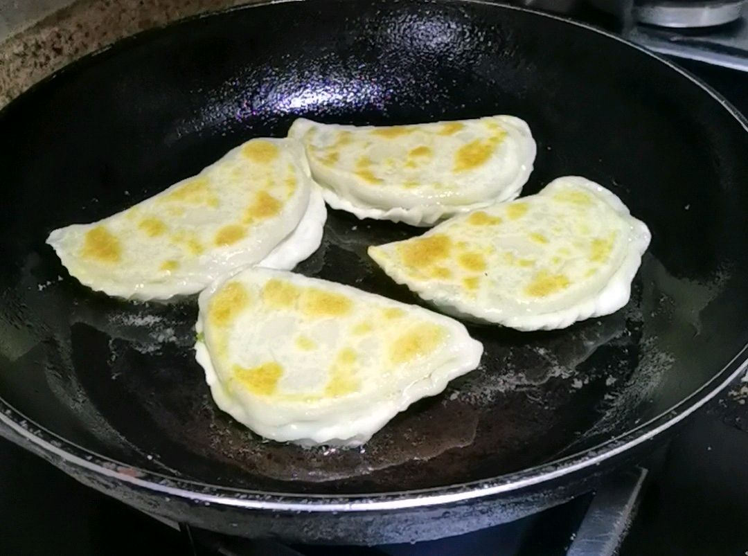韭菜盒子最好的吃法，韭香浓郁，吃三个不过瘾