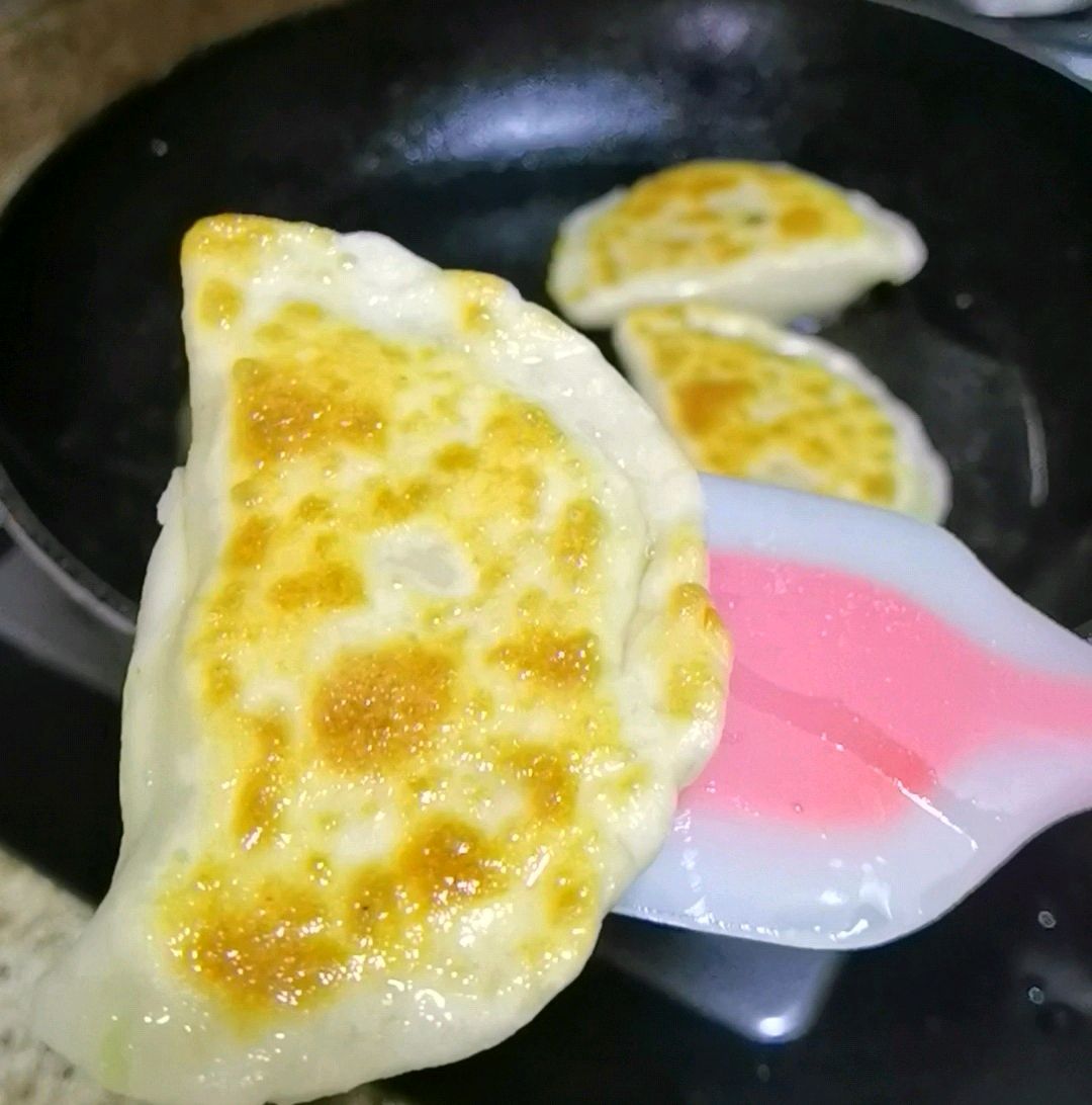 韭菜盒子最好的吃法，韭香浓郁，吃三个不过瘾