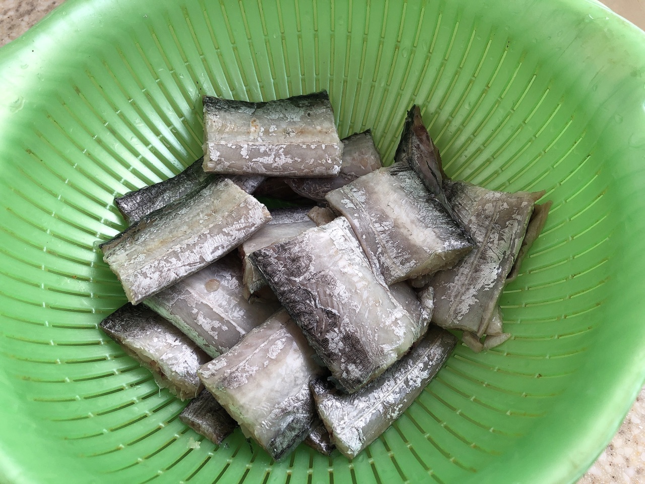 酒酿带鱼洗净