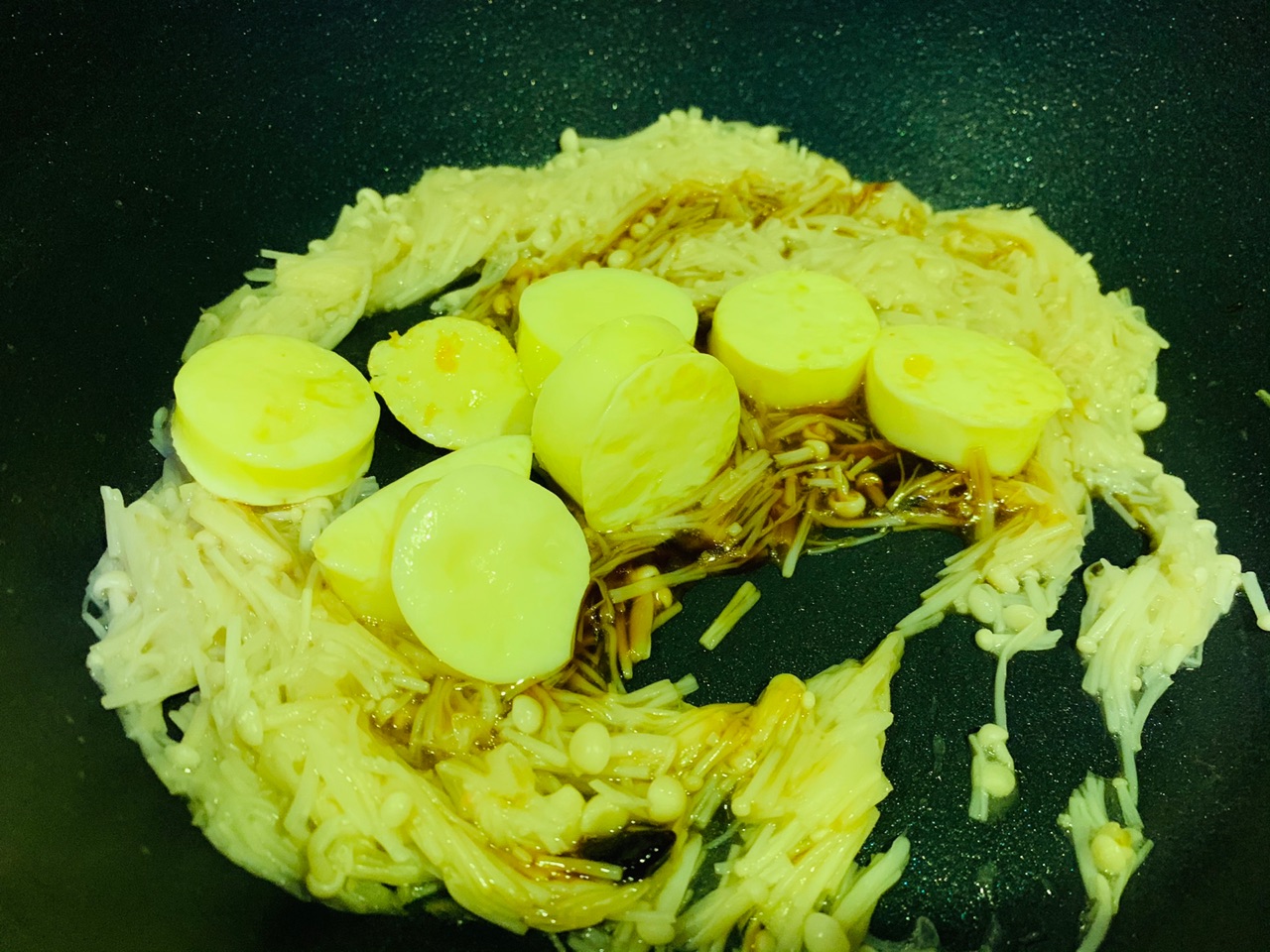 旧庄蚝油金针菇炒日本豆腐