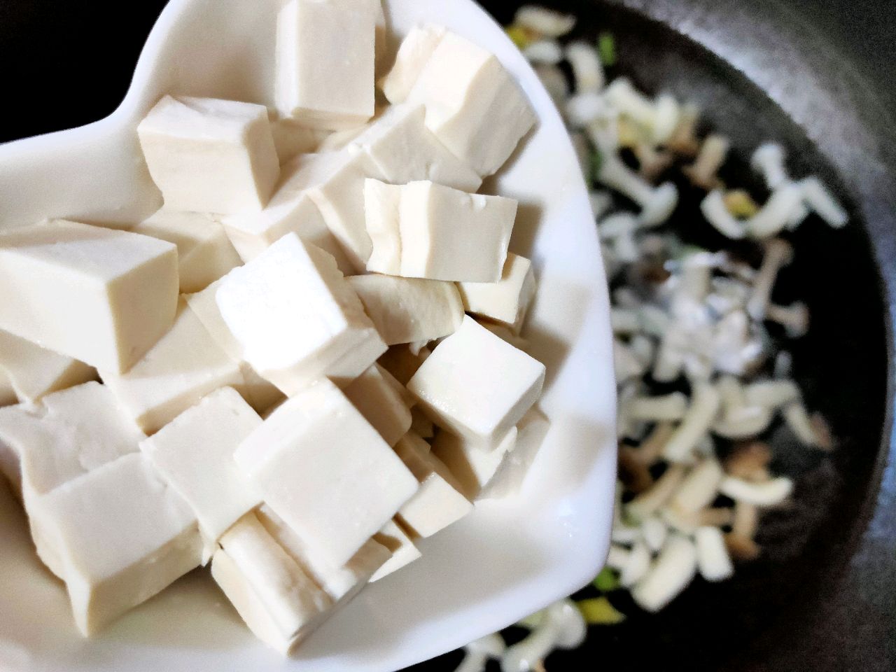 菌菇豆腐鸡蛋汤