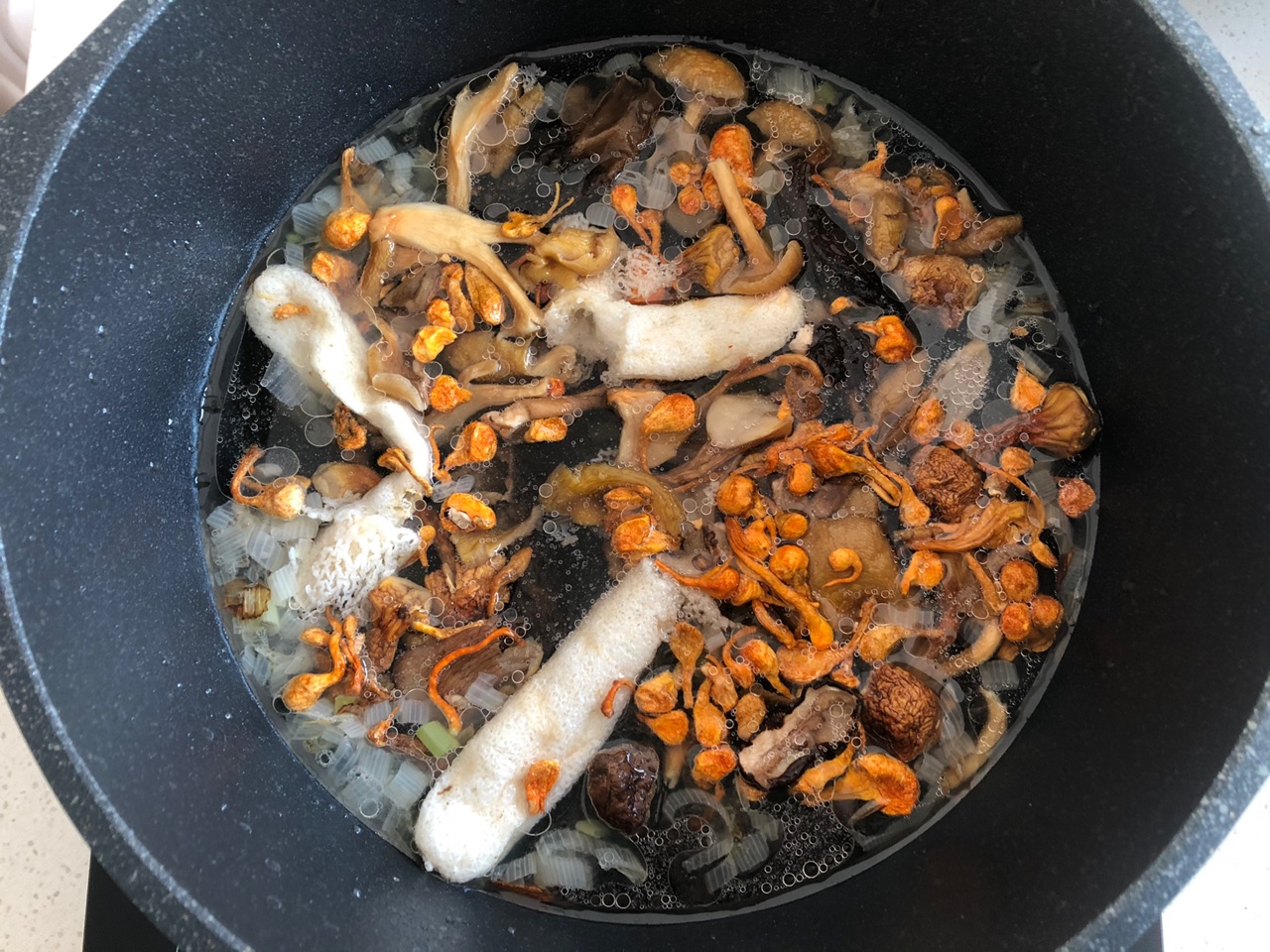 菌菇鸭血粉丝汤：