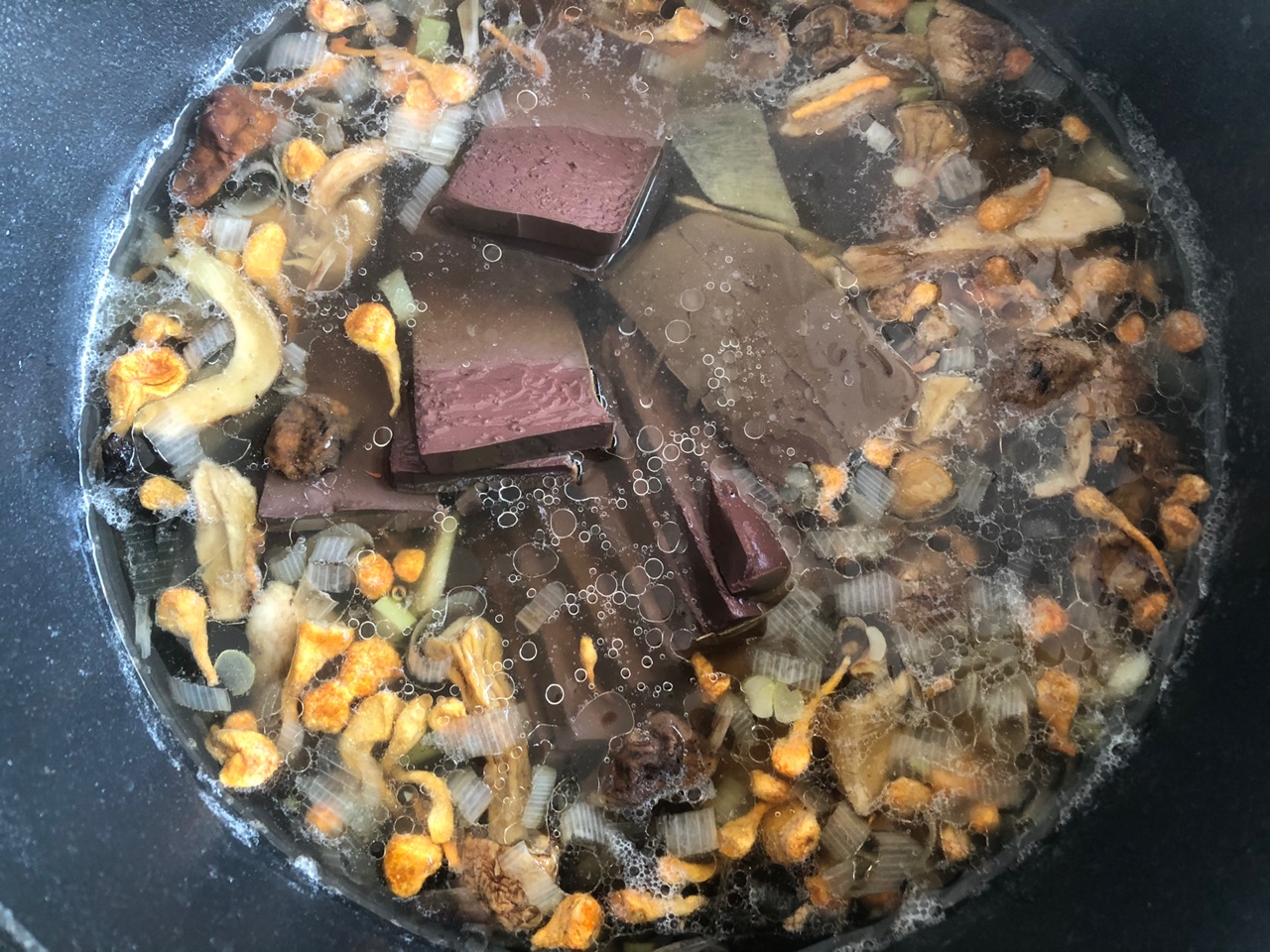 菌菇鸭血粉丝汤：