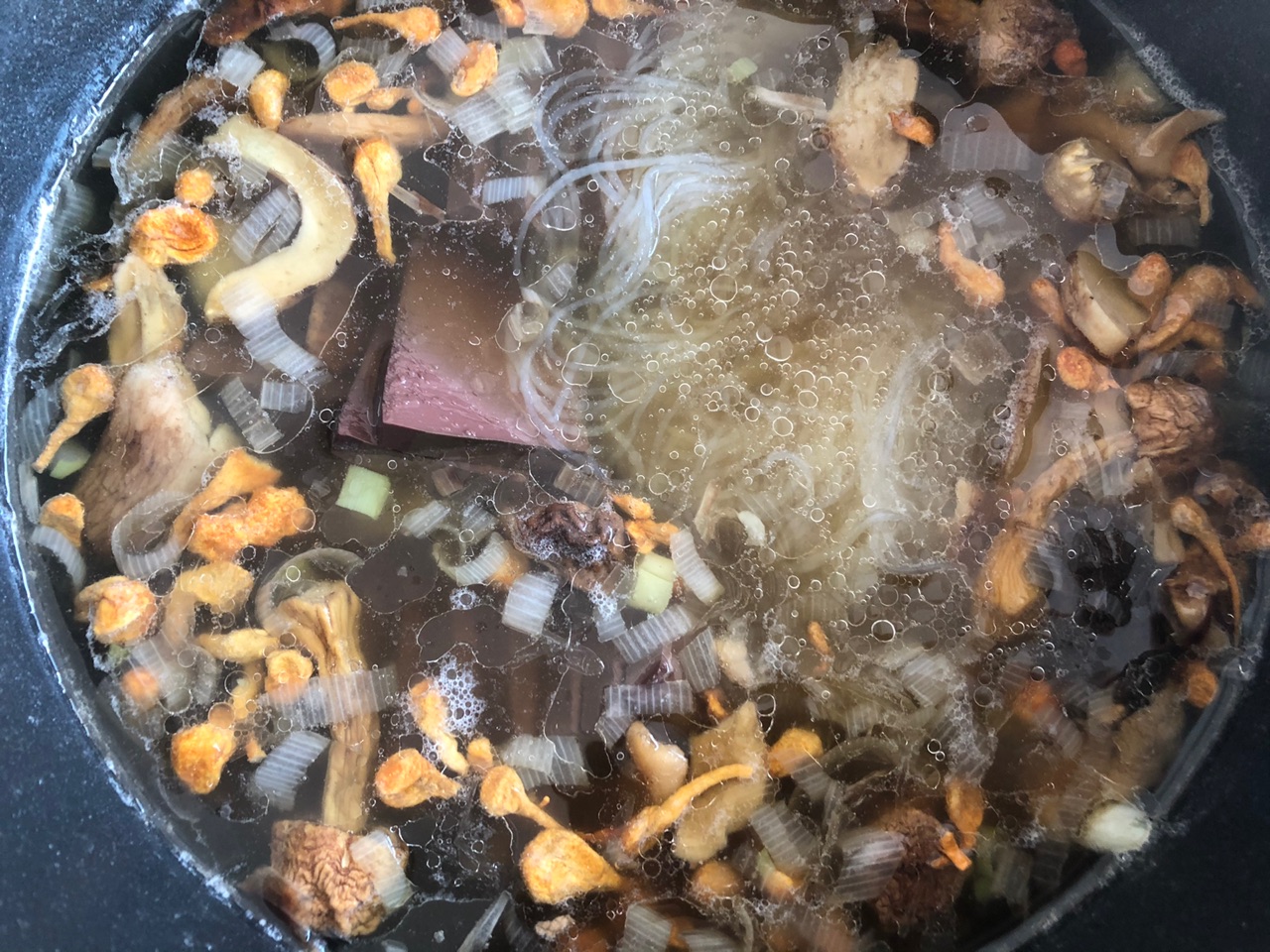 菌菇鸭血粉丝汤：