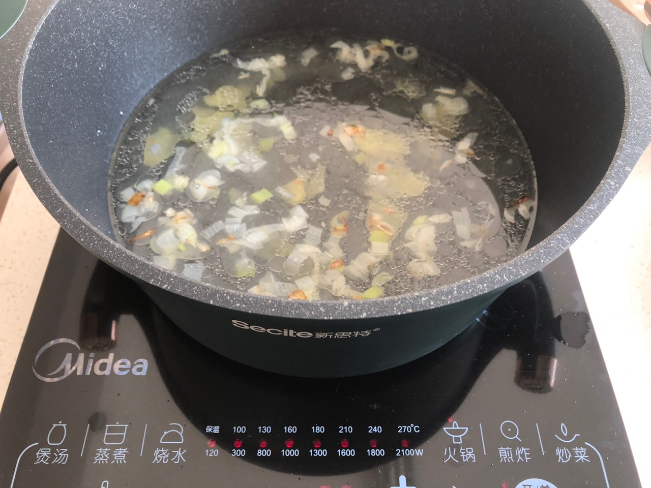 菌菇鸭血粉丝汤：