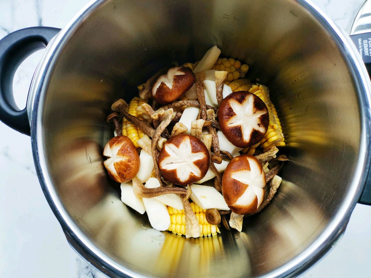 菌菇玉米筒子骨汤