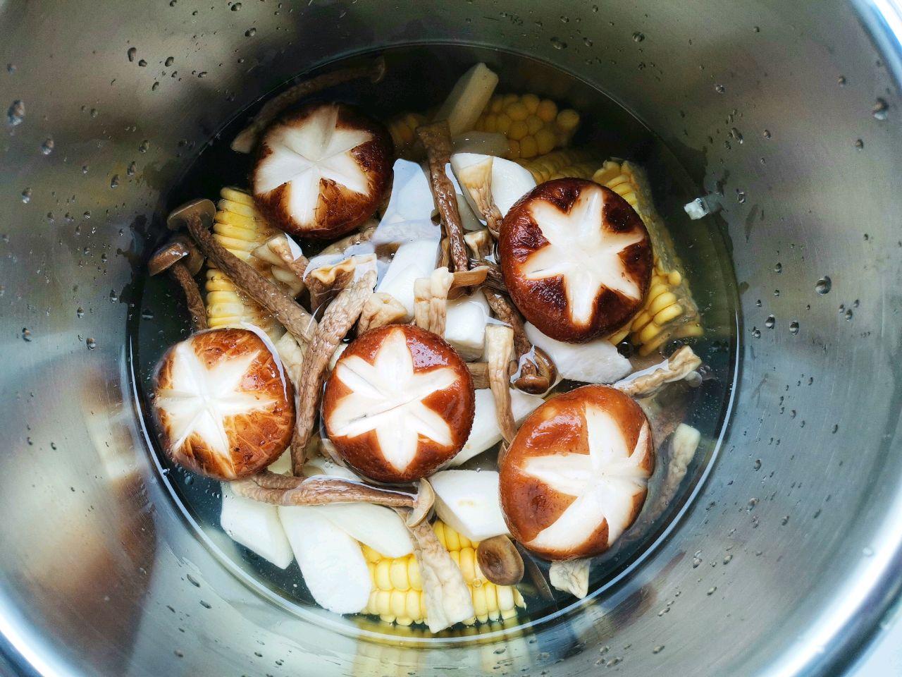 菌菇玉米筒子骨汤