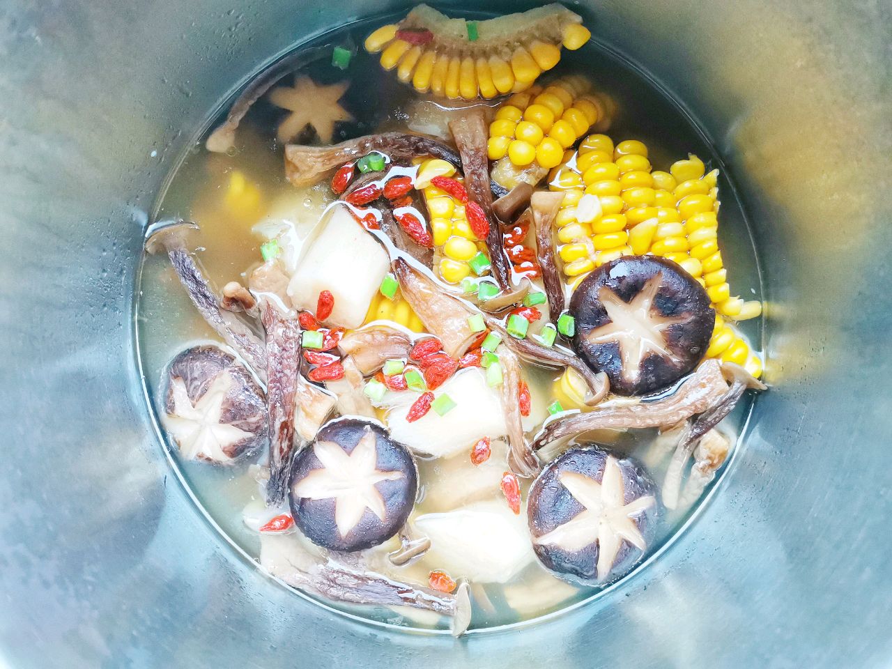 菌菇玉米筒子骨汤