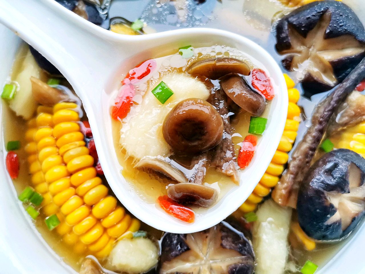 菌菇玉米筒子骨汤