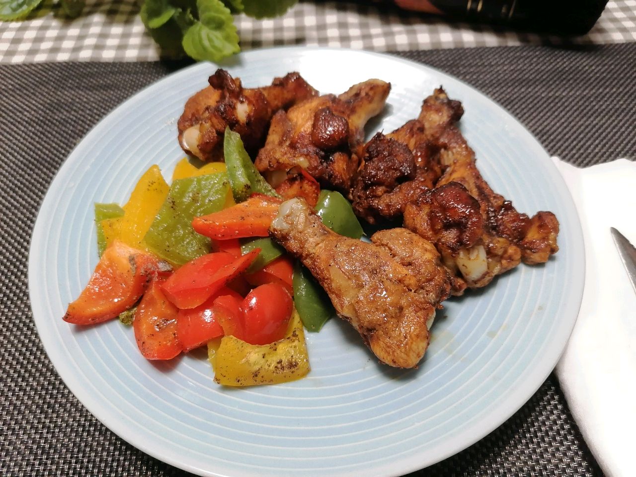 烤鸡翅根和彩椒