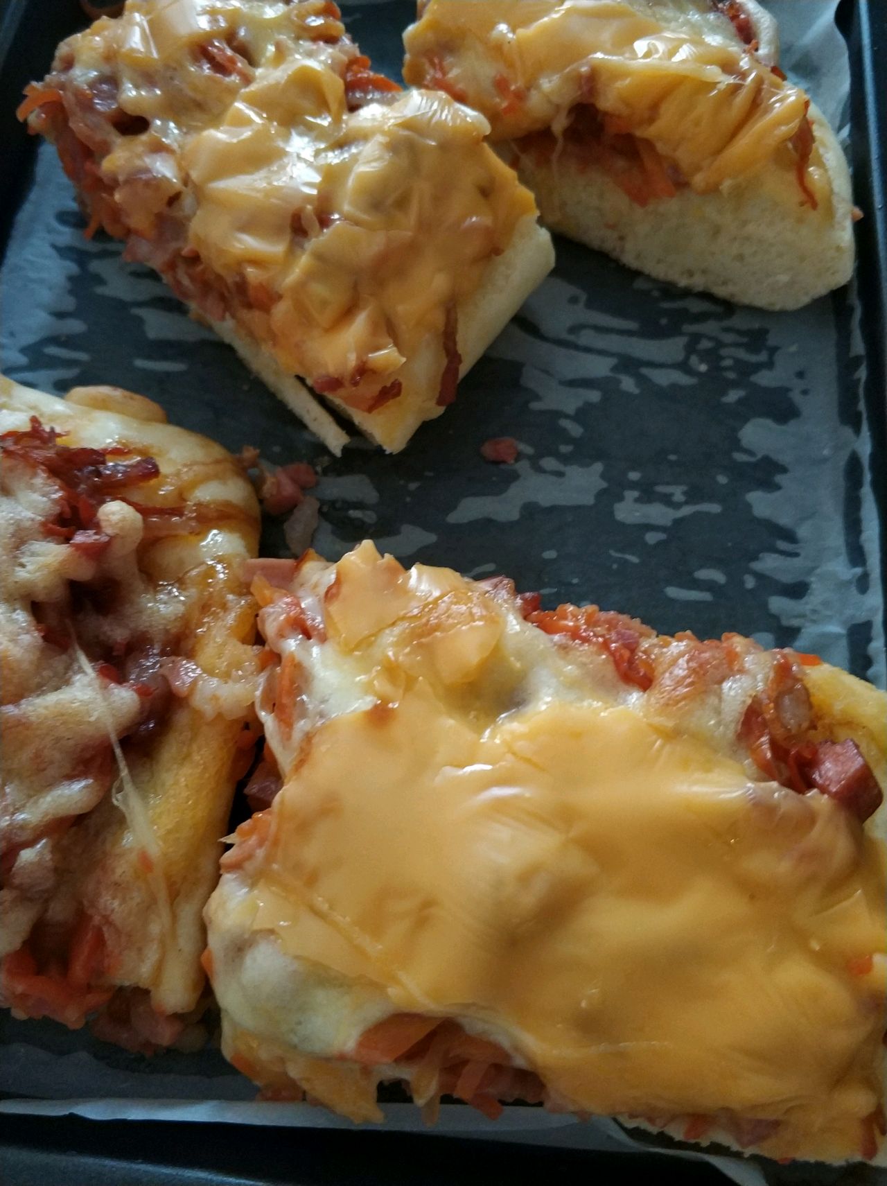 烤披萨馅外露饼