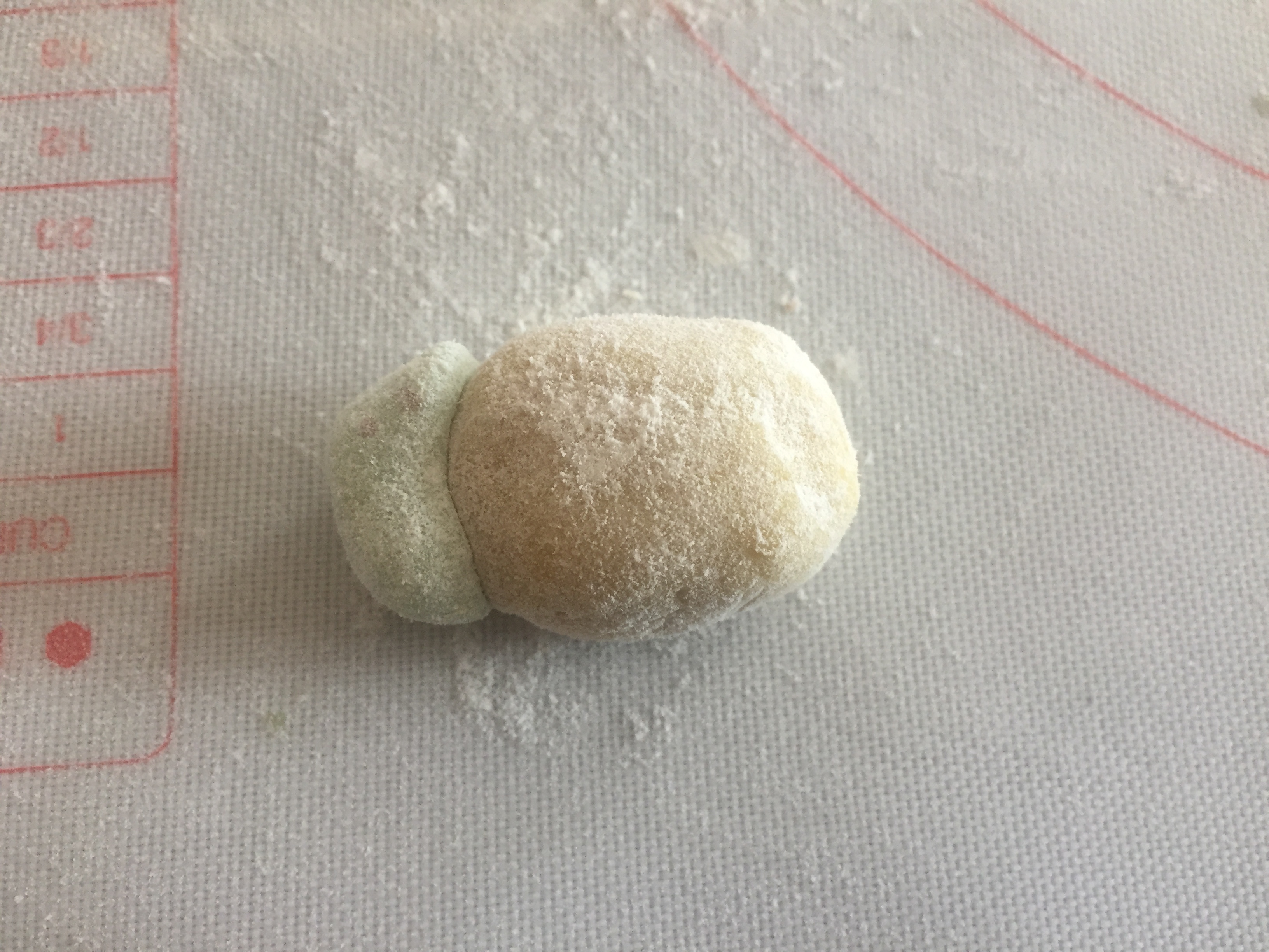 可爱的迷你桃山皮月饼