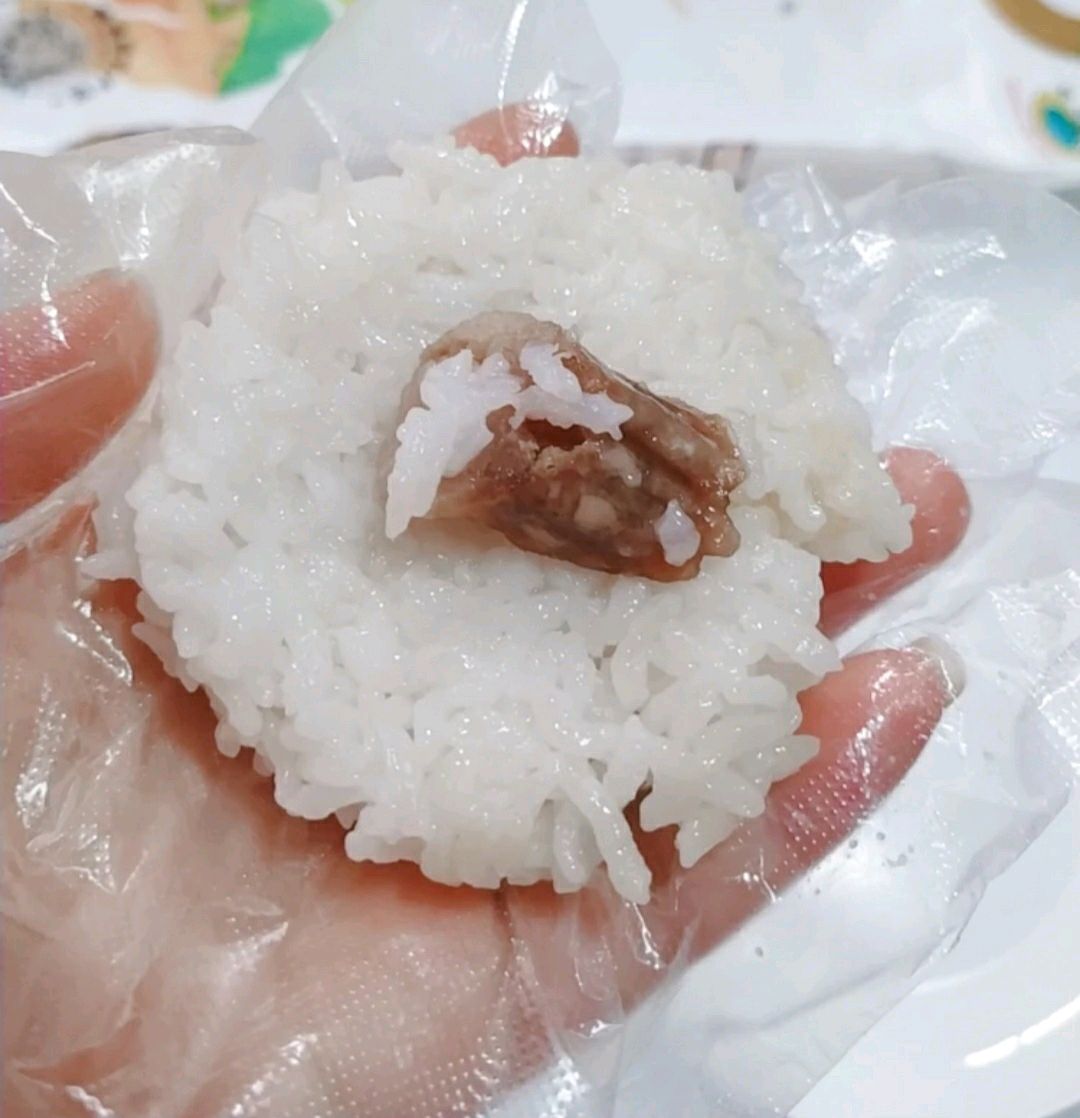 可爱的雪人饭团(萝卜干腊肠饭)