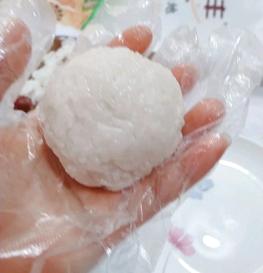 可爱的雪人饭团(萝卜干腊肠饭)