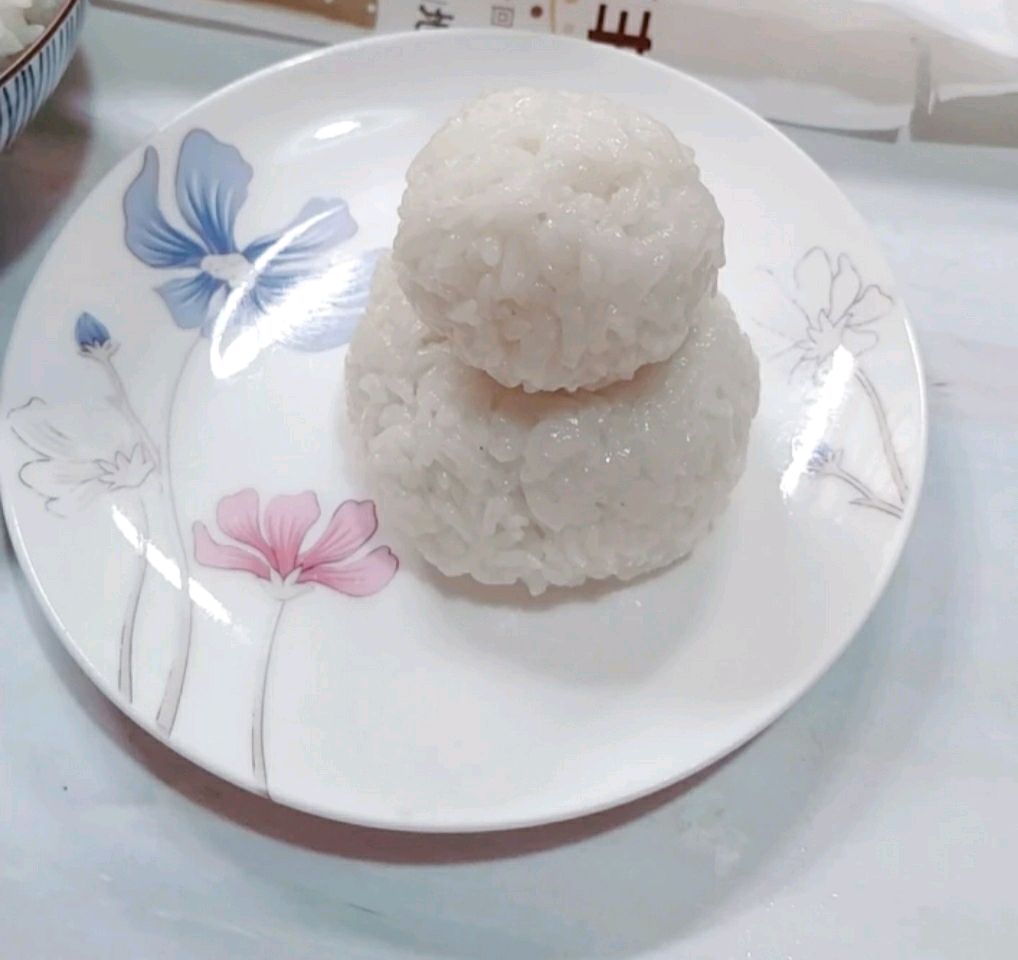 可爱的雪人饭团(萝卜干腊肠饭)