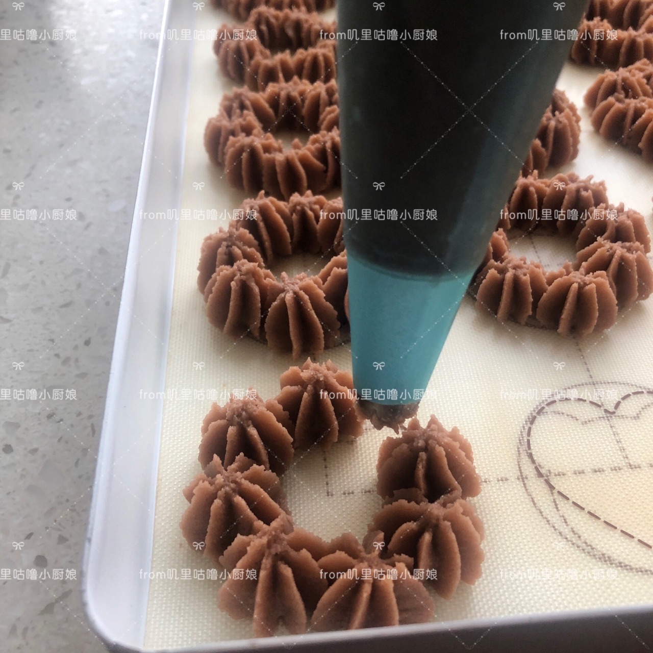 可可白巧小花环曲奇