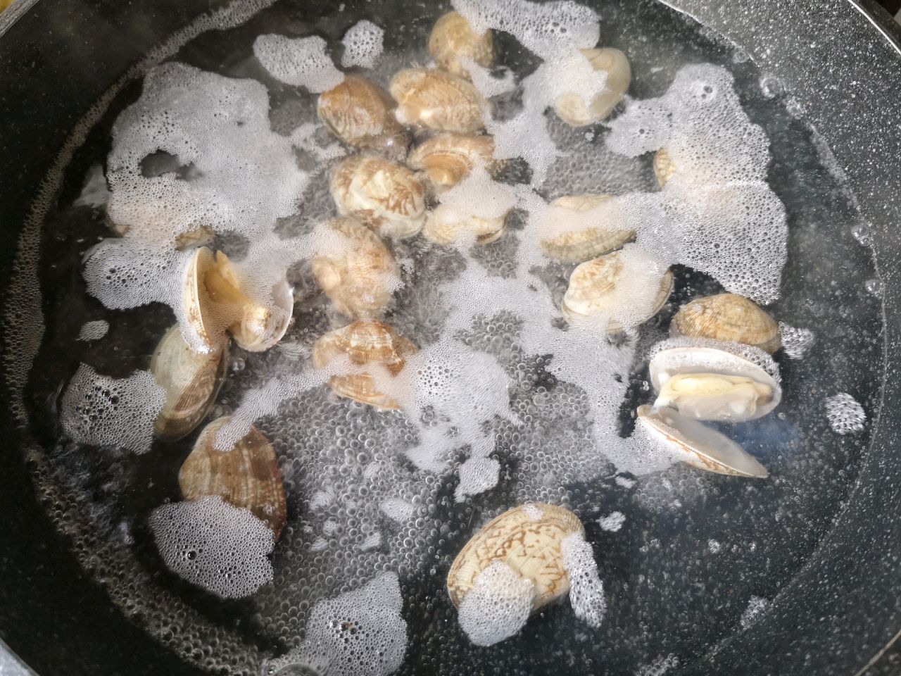 口感浓香且味道鲜美，经常喝还有助于消化的韩式大酱汤