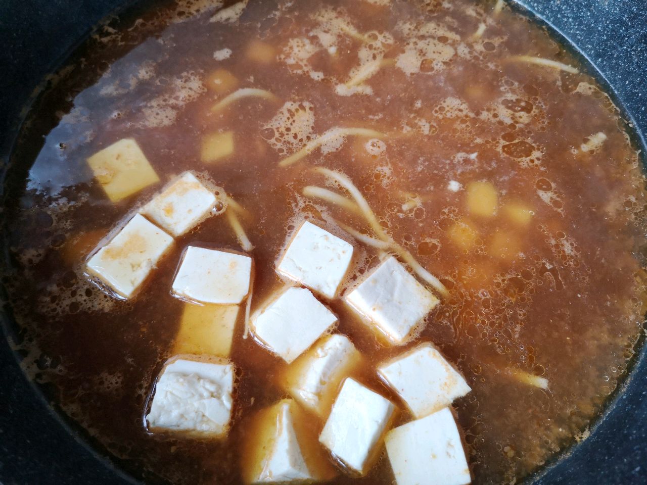 口感浓香且味道鲜美，经常喝还有助于消化的韩式大酱汤