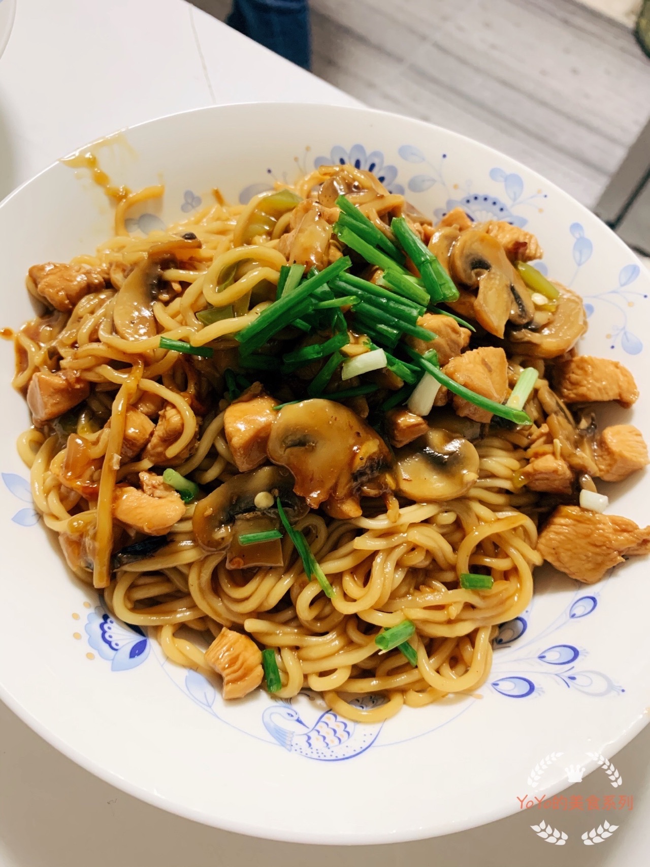 口蘑鸡肉焖面