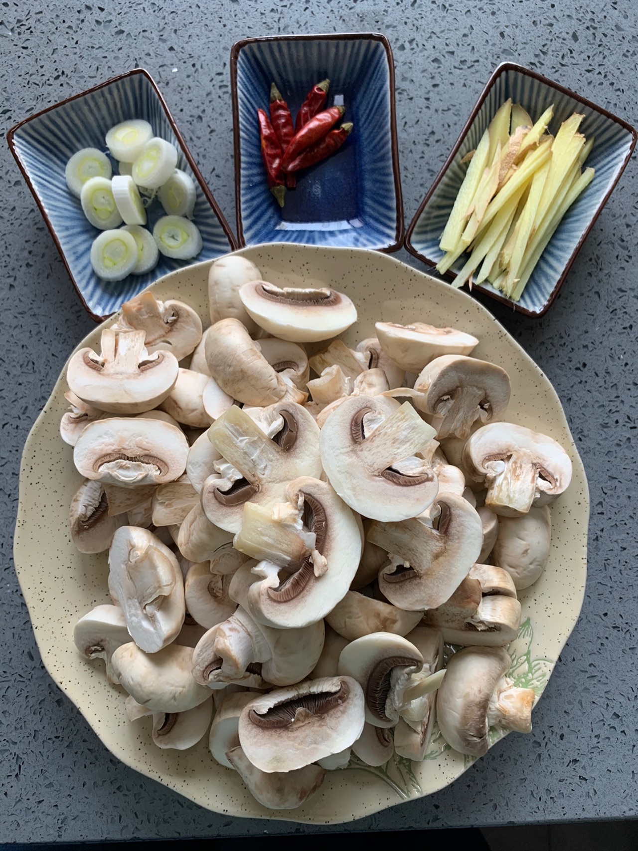 口蘑鸡腿肉