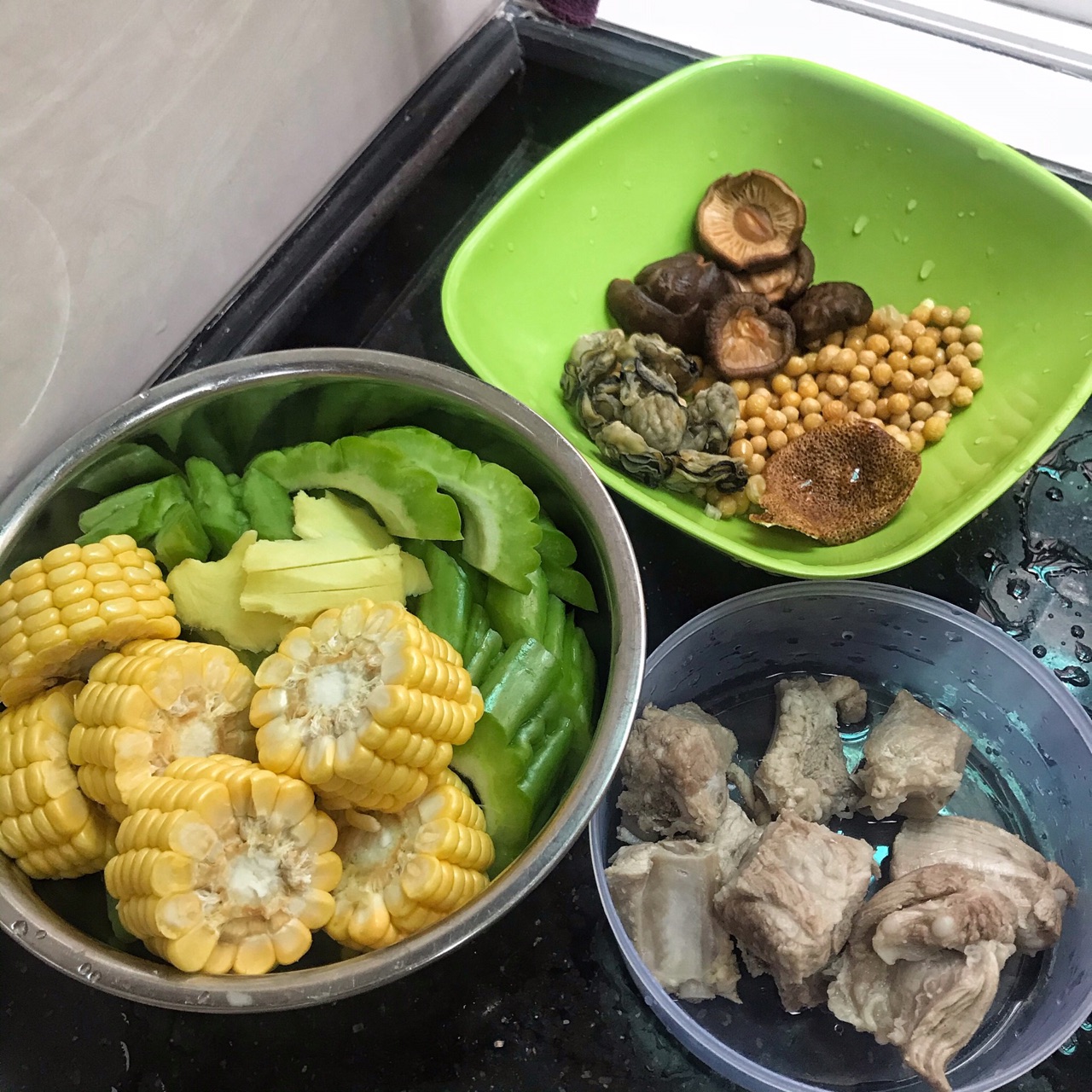 苦瓜黄豆排骨汤