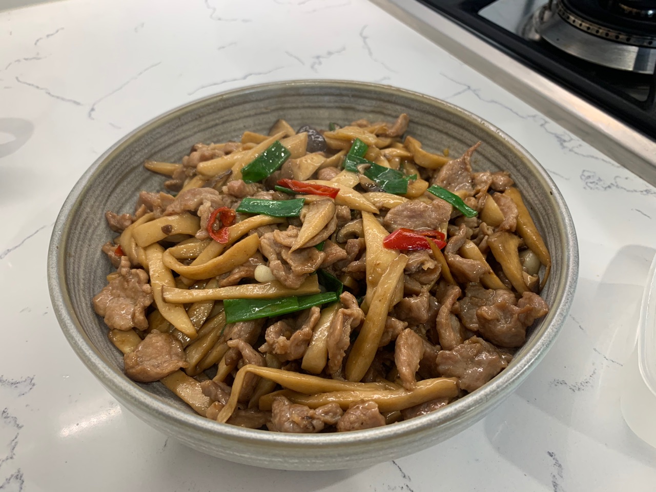 快手家常菜之杏鲍菇炒猪颈肉