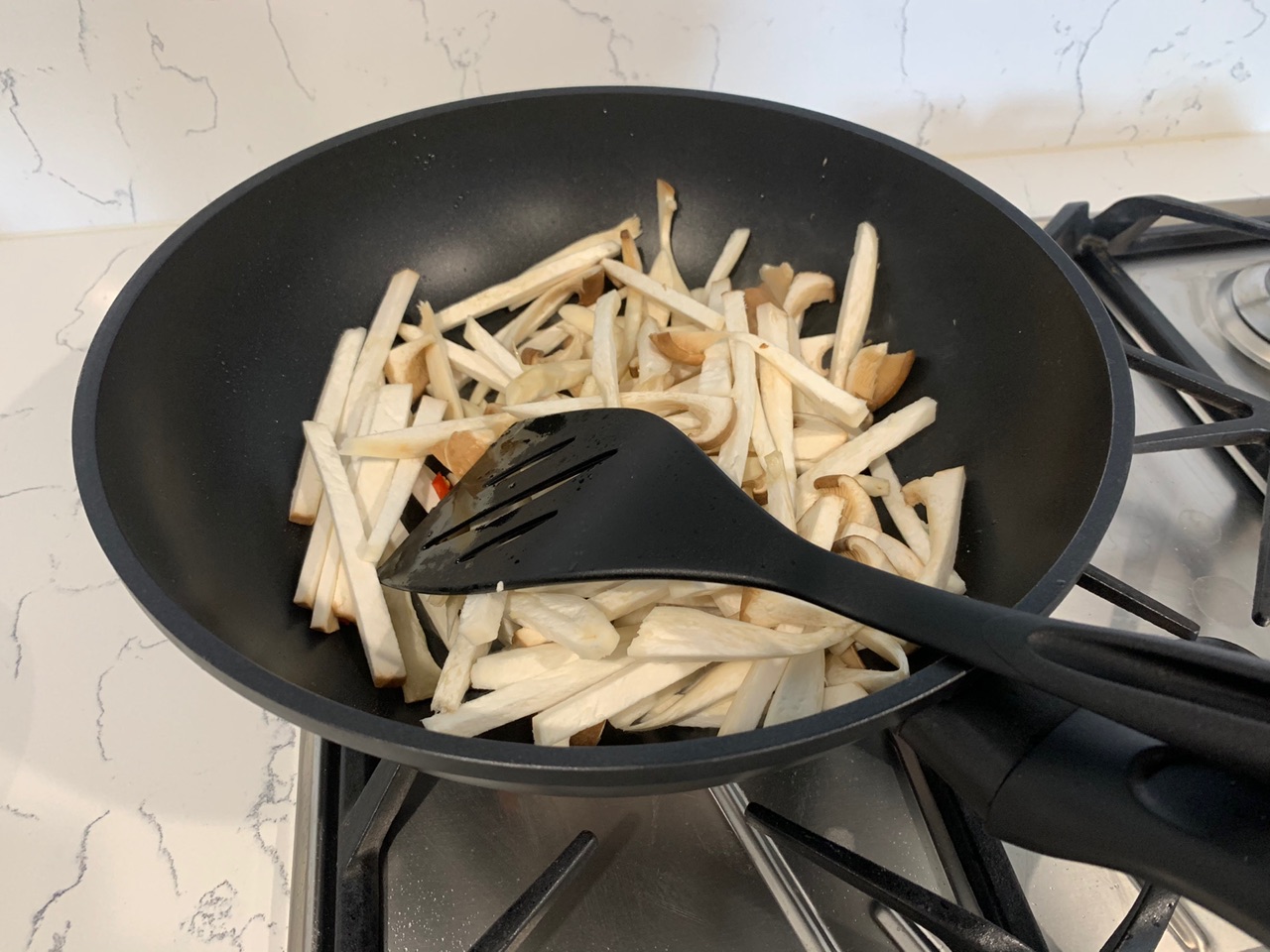 快手家常菜之杏鲍菇炒猪颈肉