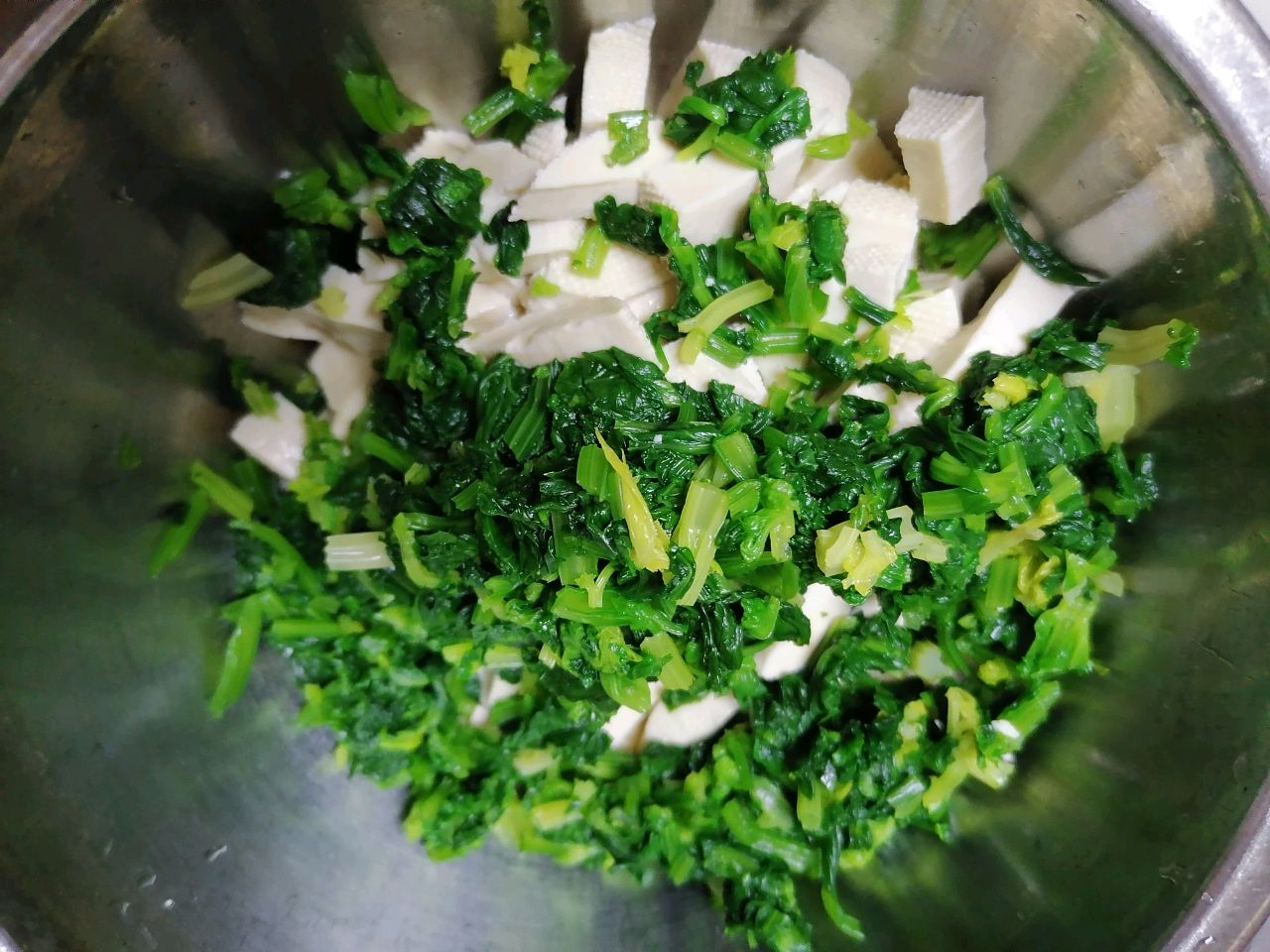 快手清淡的芹菜叶拌素鸡