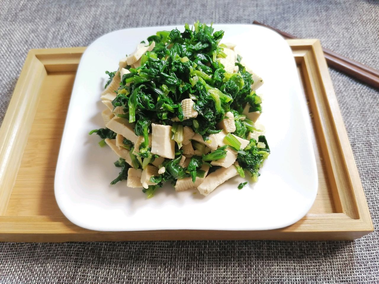 快手清淡的芹菜叶拌素鸡