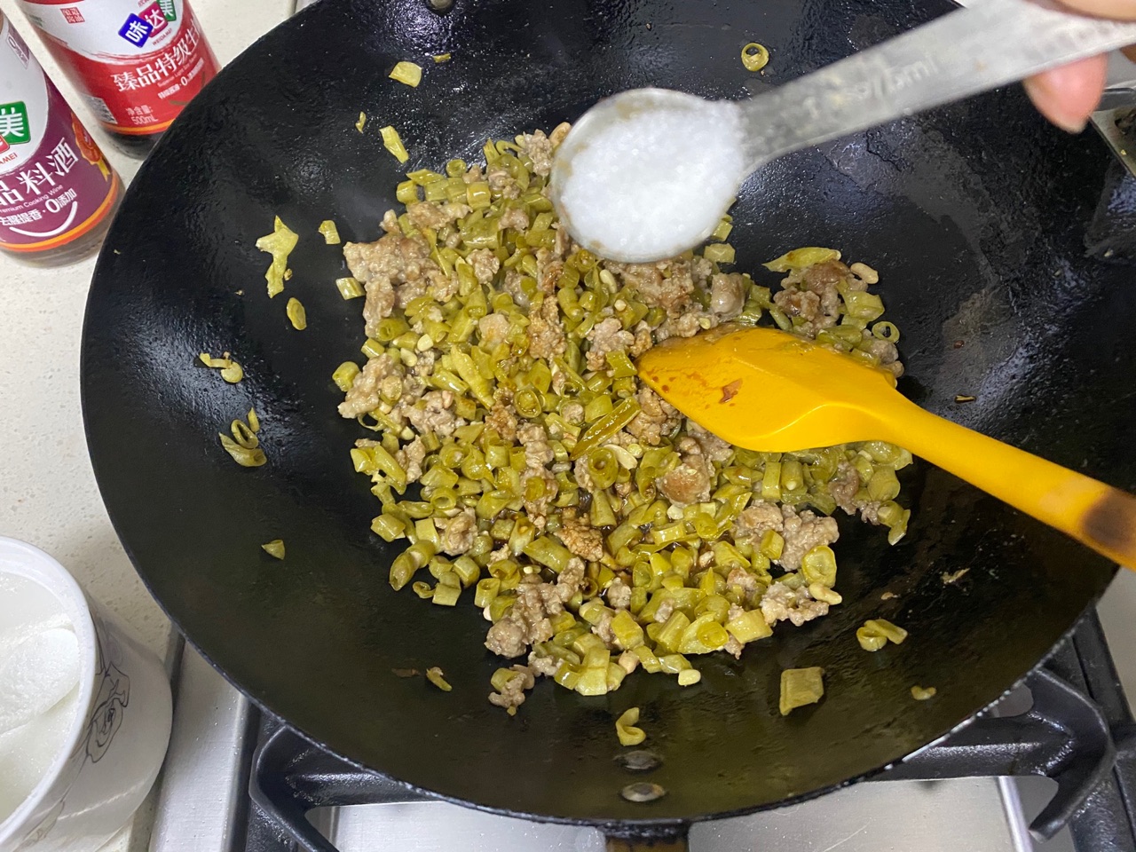 快手酸豆角盖浇饭