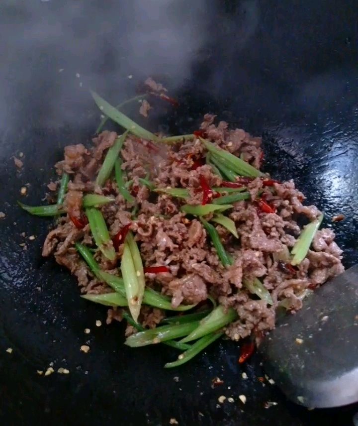 快手小炒牛肉炒芹菜