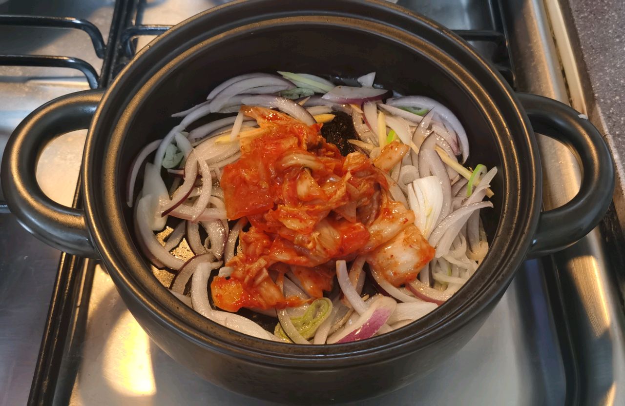 辣白菜肥牛蔬菜砂锅