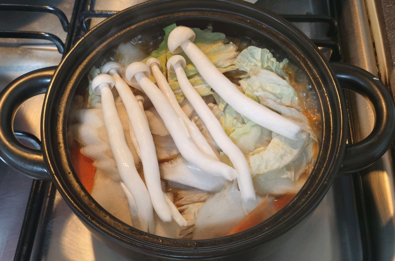 辣白菜肥牛蔬菜砂锅