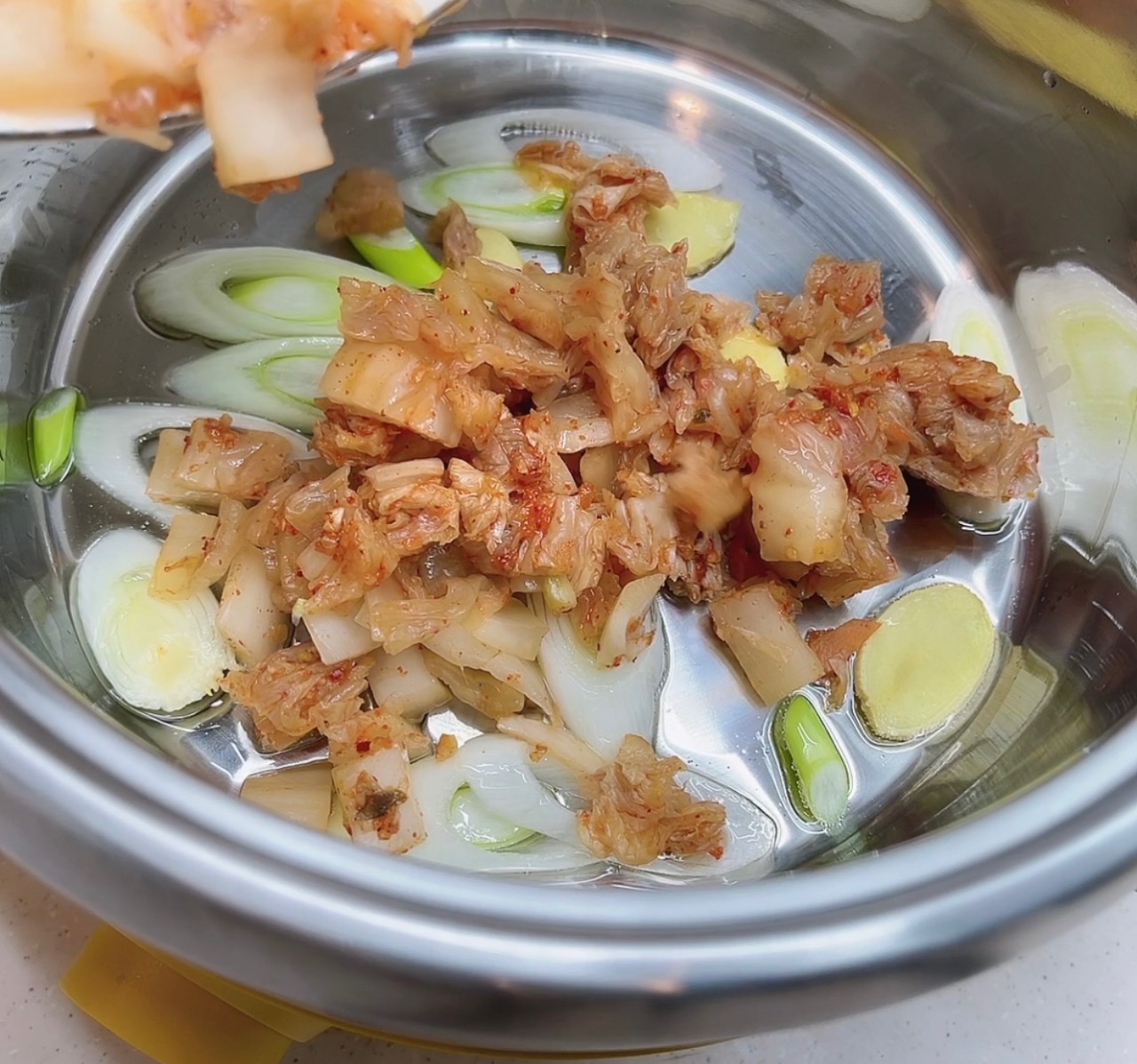 辣白菜鱼丸火锅