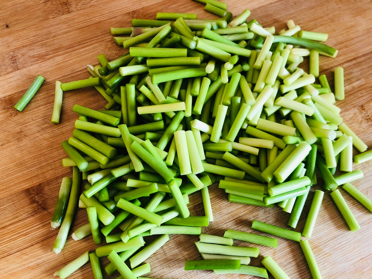腊肠炒蒜苔