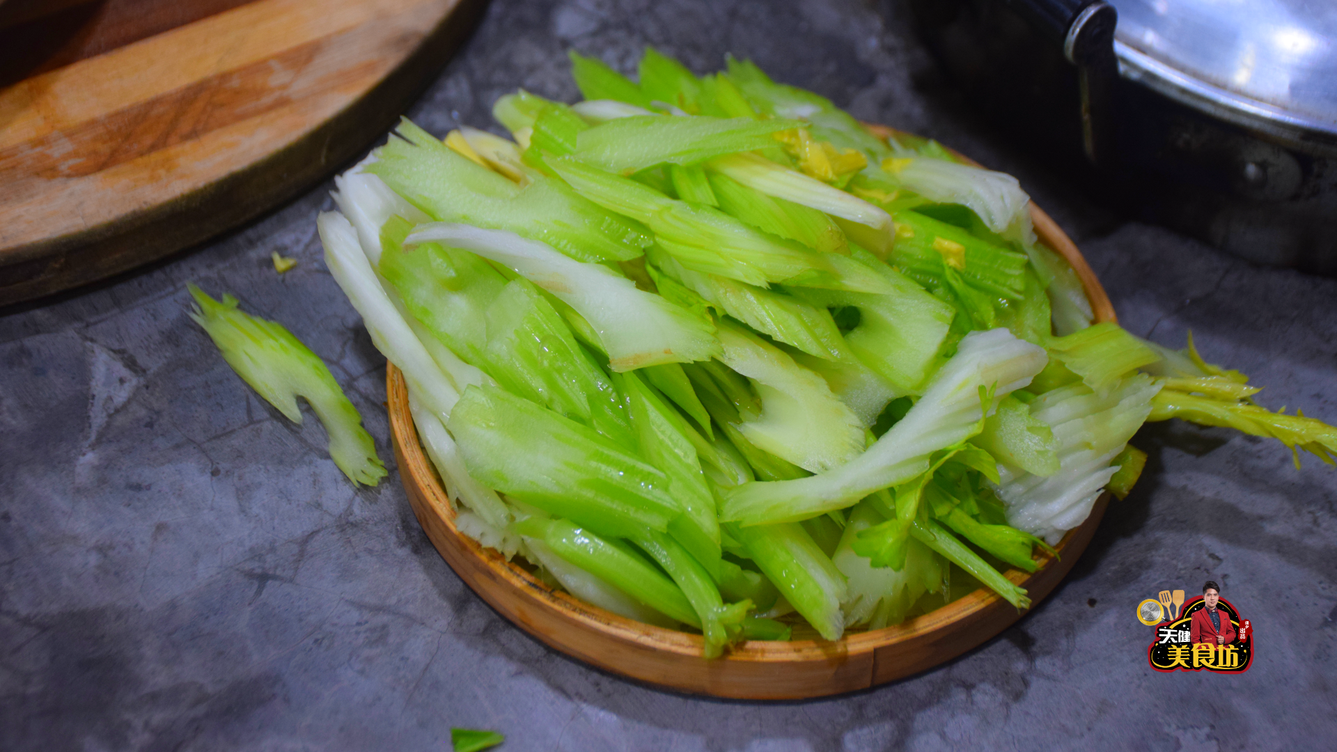 腊肠炒西芹