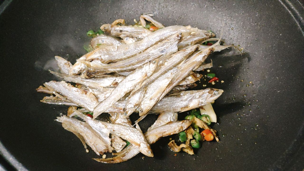 辣炒河鱼仔