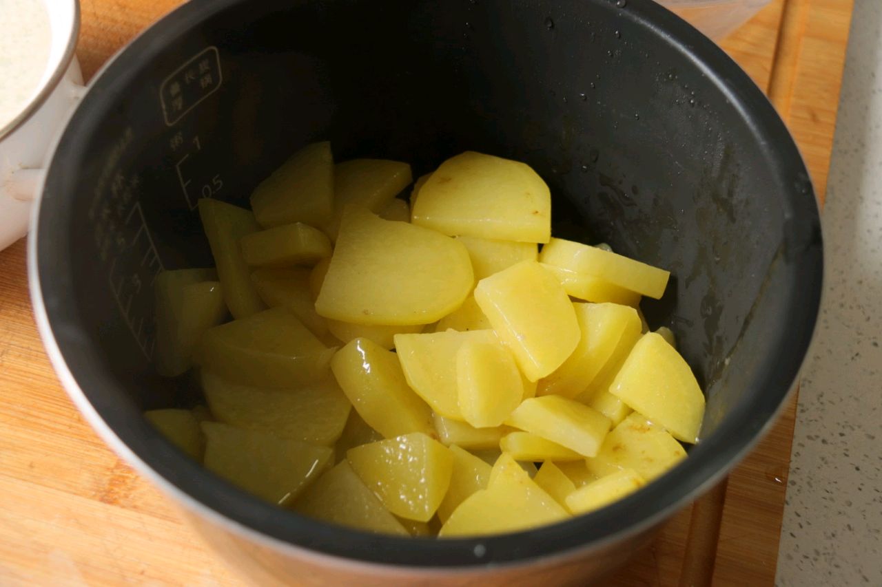 腊排骨土豆焖糯米饭