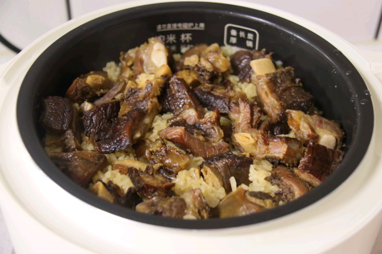 腊排骨土豆焖糯米饭