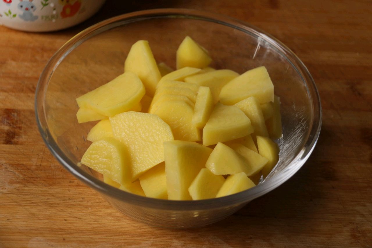 腊排骨土豆焖糯米饭