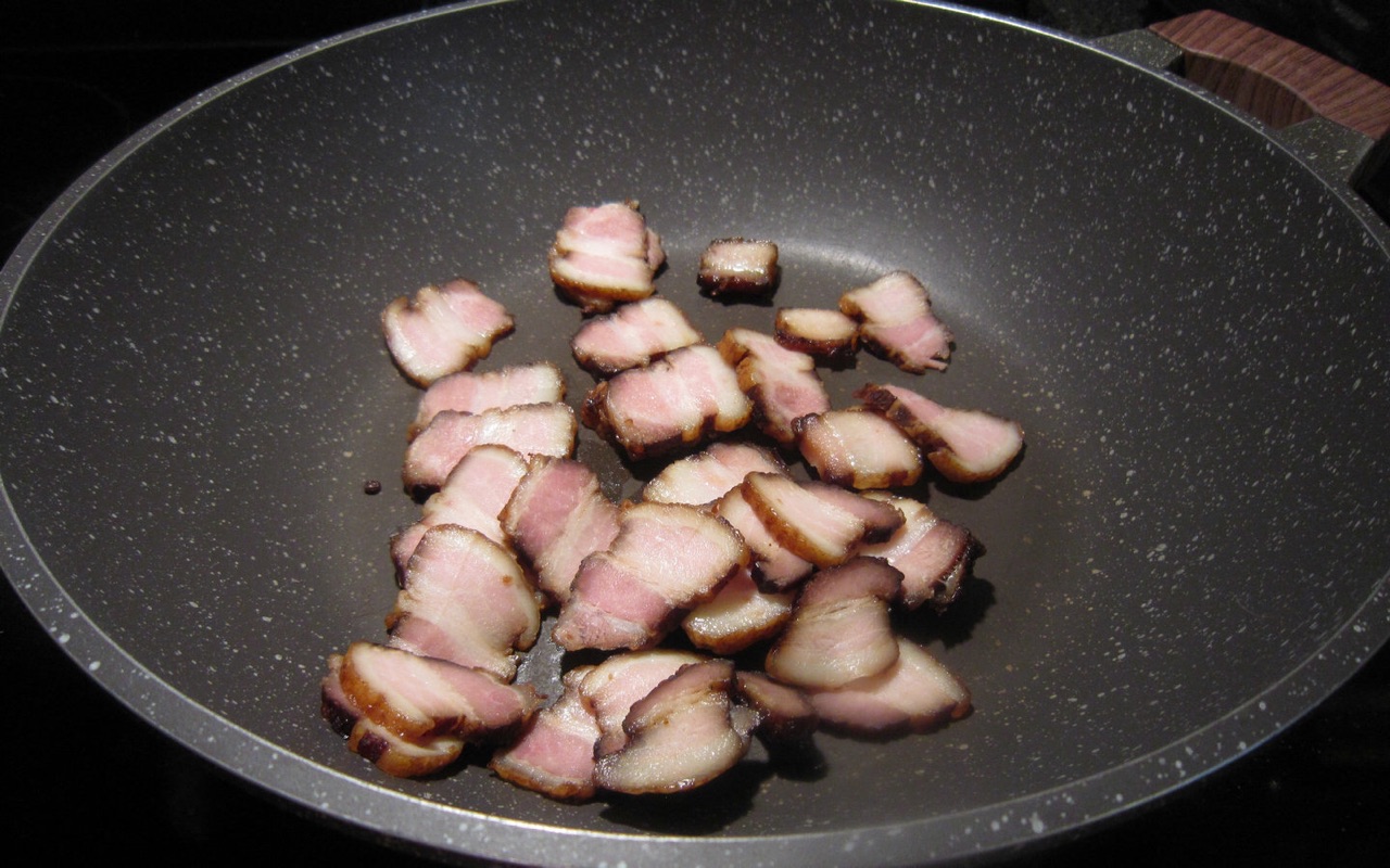腊肉炒抱子甘蓝