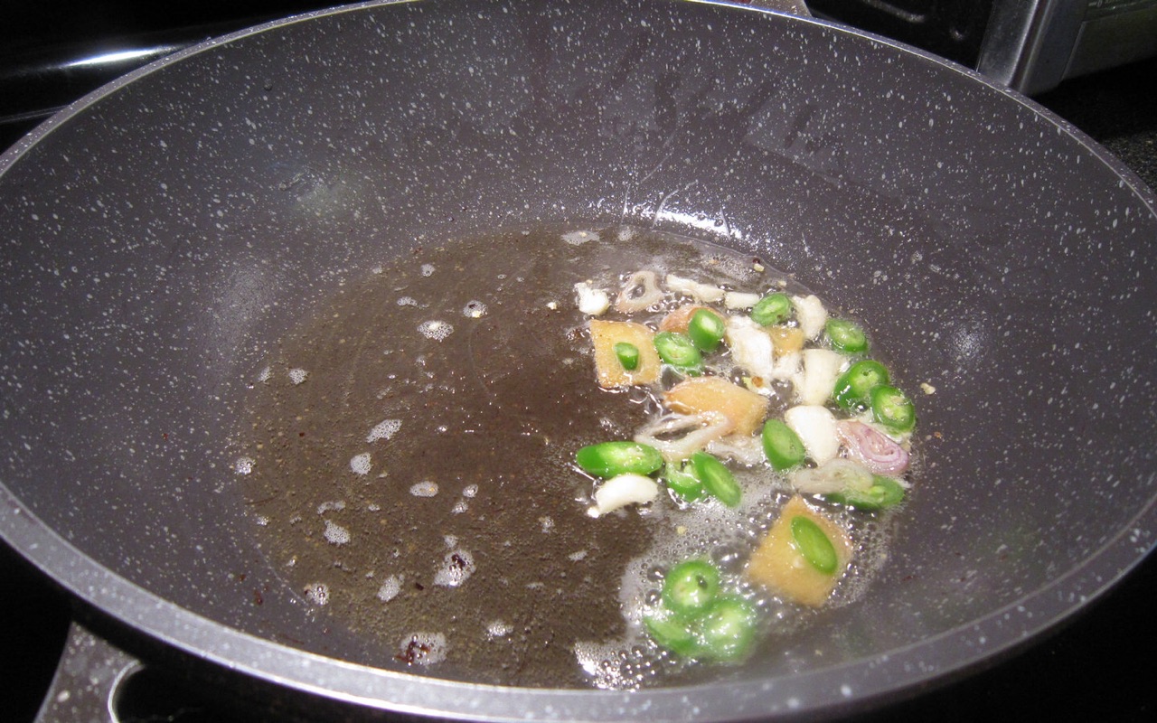 腊肉炒抱子甘蓝
