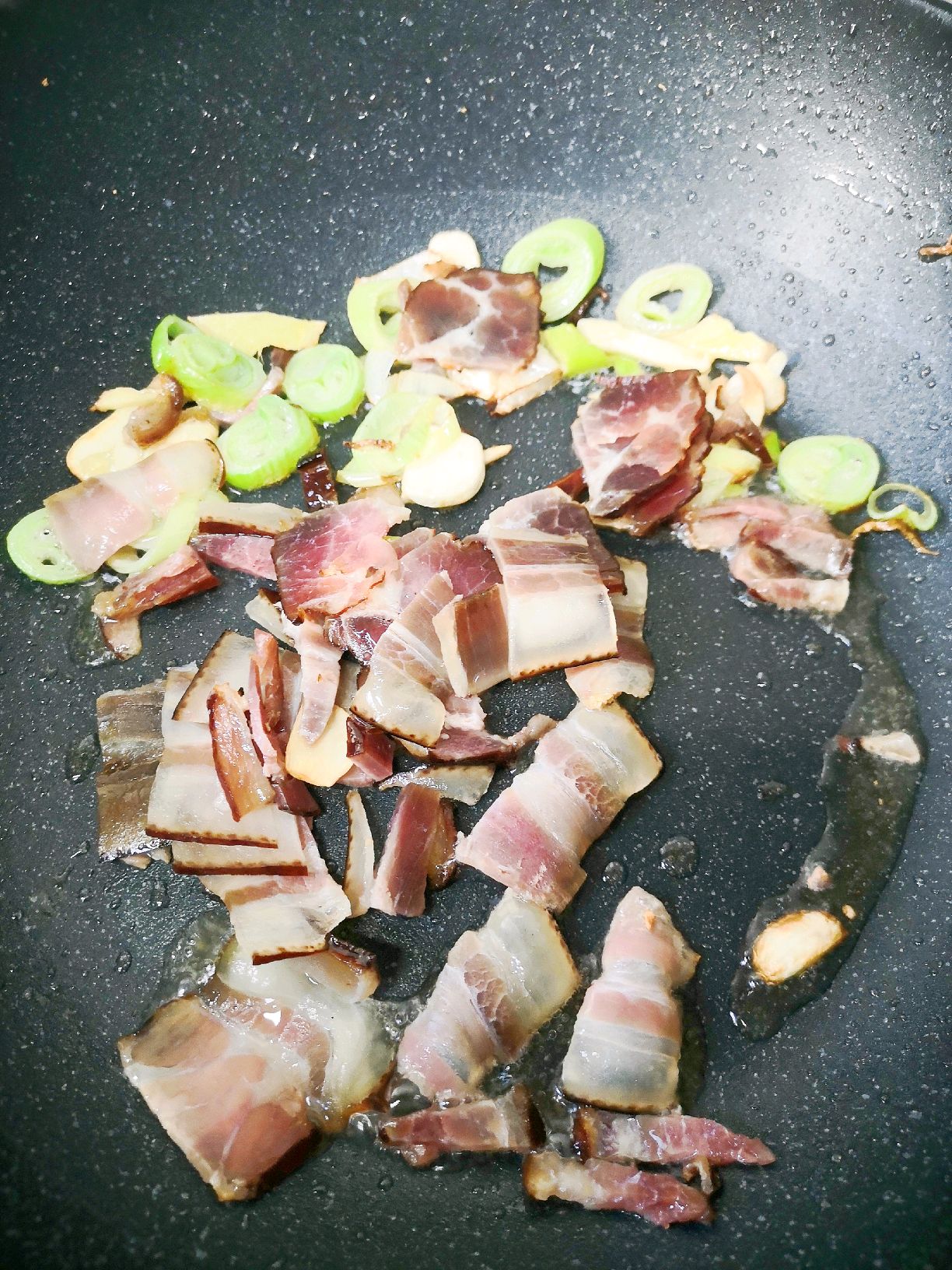 腊肉炒菜花